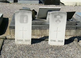 Túmulos do Facebook e da Princeton em cemitério.