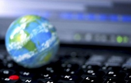 Miniatura do Globo Terrestre e um teclado de computador