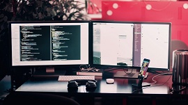 Computadores e celular em uma mesa