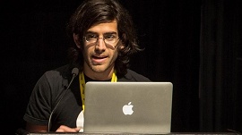 Aaron Swartz mexendo em um macbook