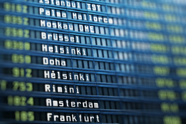 Imagem mostra lista de voos em um aeroporto
