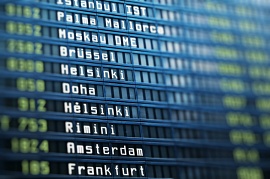 Imagem mostra lista de voos em um aeroporto