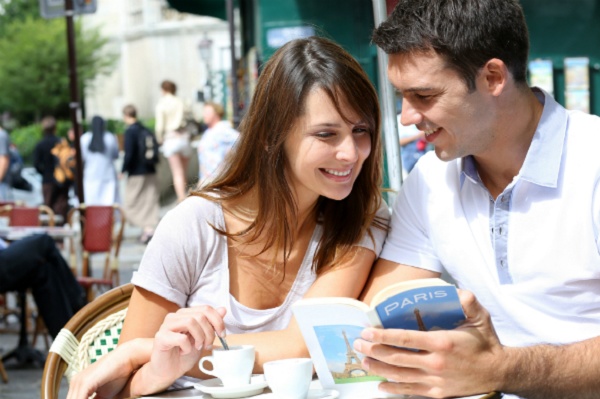 Imagem mostra casal usando o aplicativo Foursquare