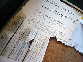 papel rasgado escrito addicted to internet
