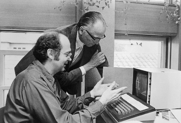 Dr. Knuth discutindo tipos de letra com Hermann Zapf